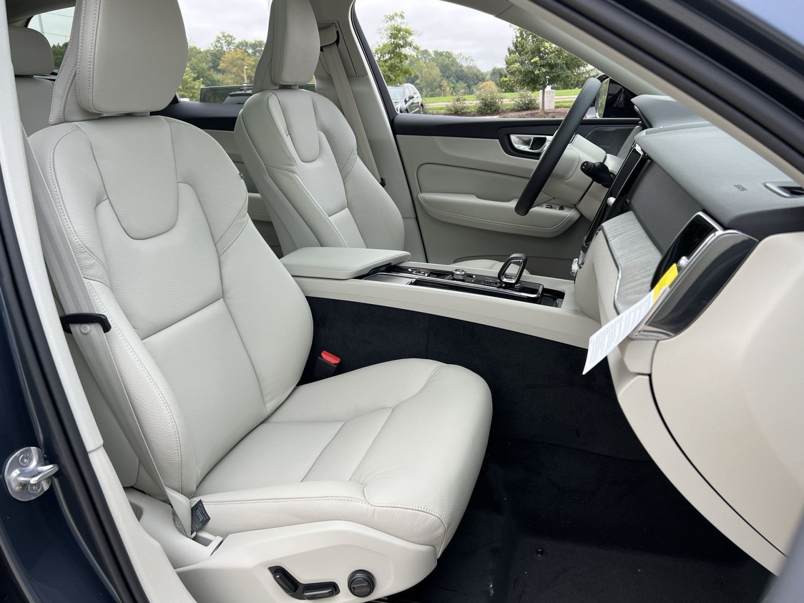 Used 2024 Volvo XC60 B5 Plus w/ Climate Package AWD/4WD image 27