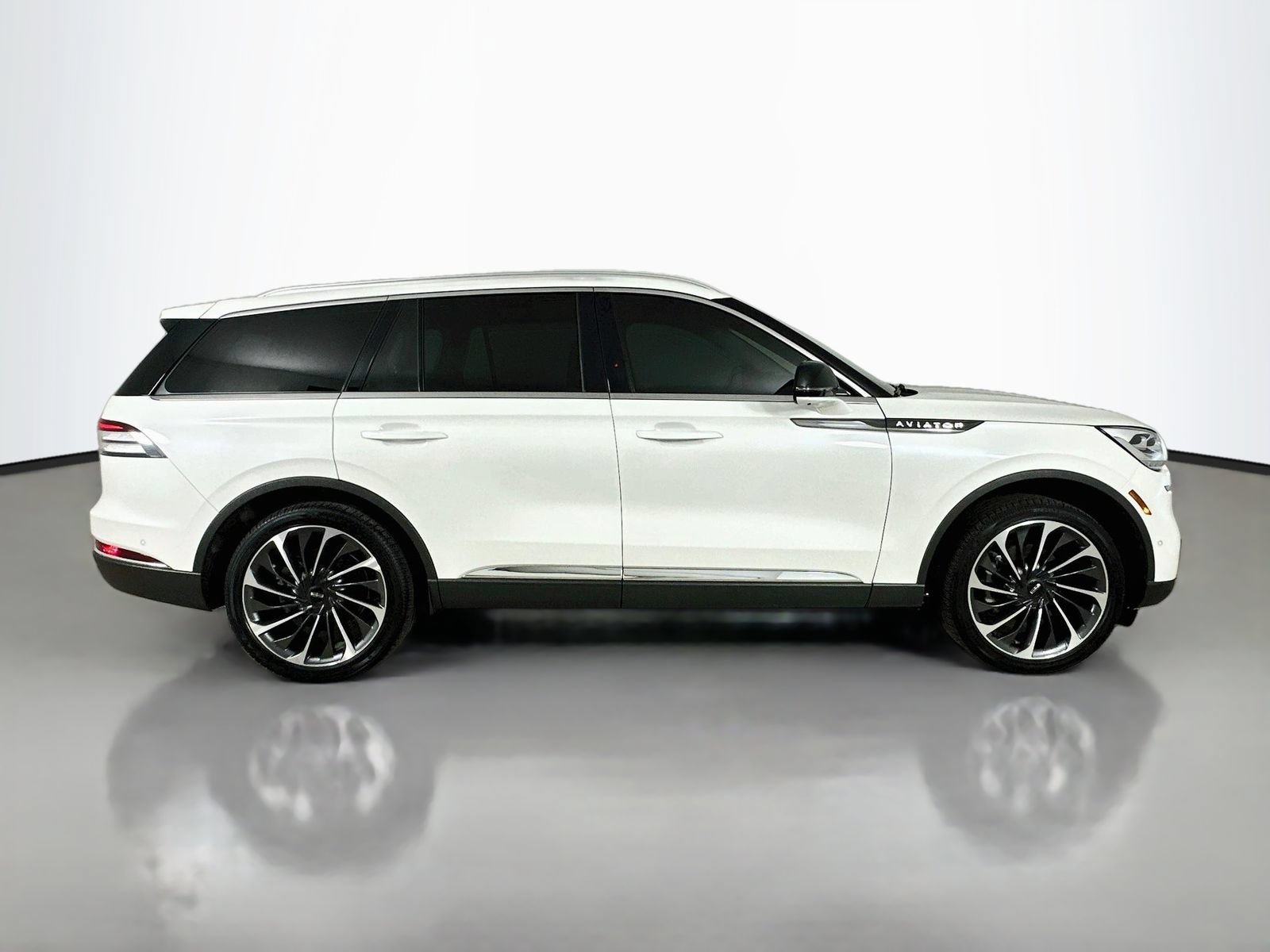 Used 2023 Lincoln Aviator Reserve w/ Equipment Group 201A AWD/4WD image 4