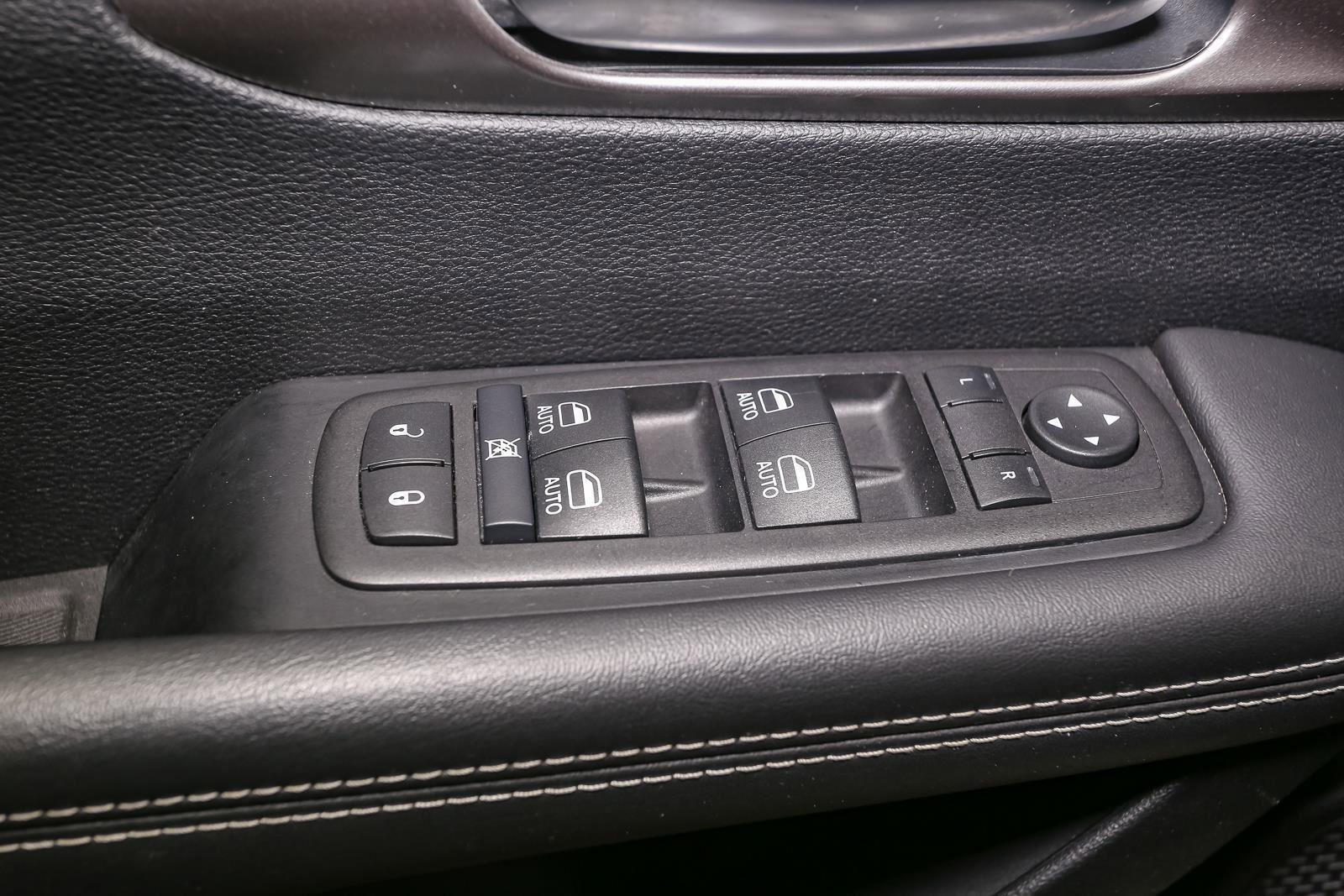 Used 2025 Chrysler Pacifica Select image 43