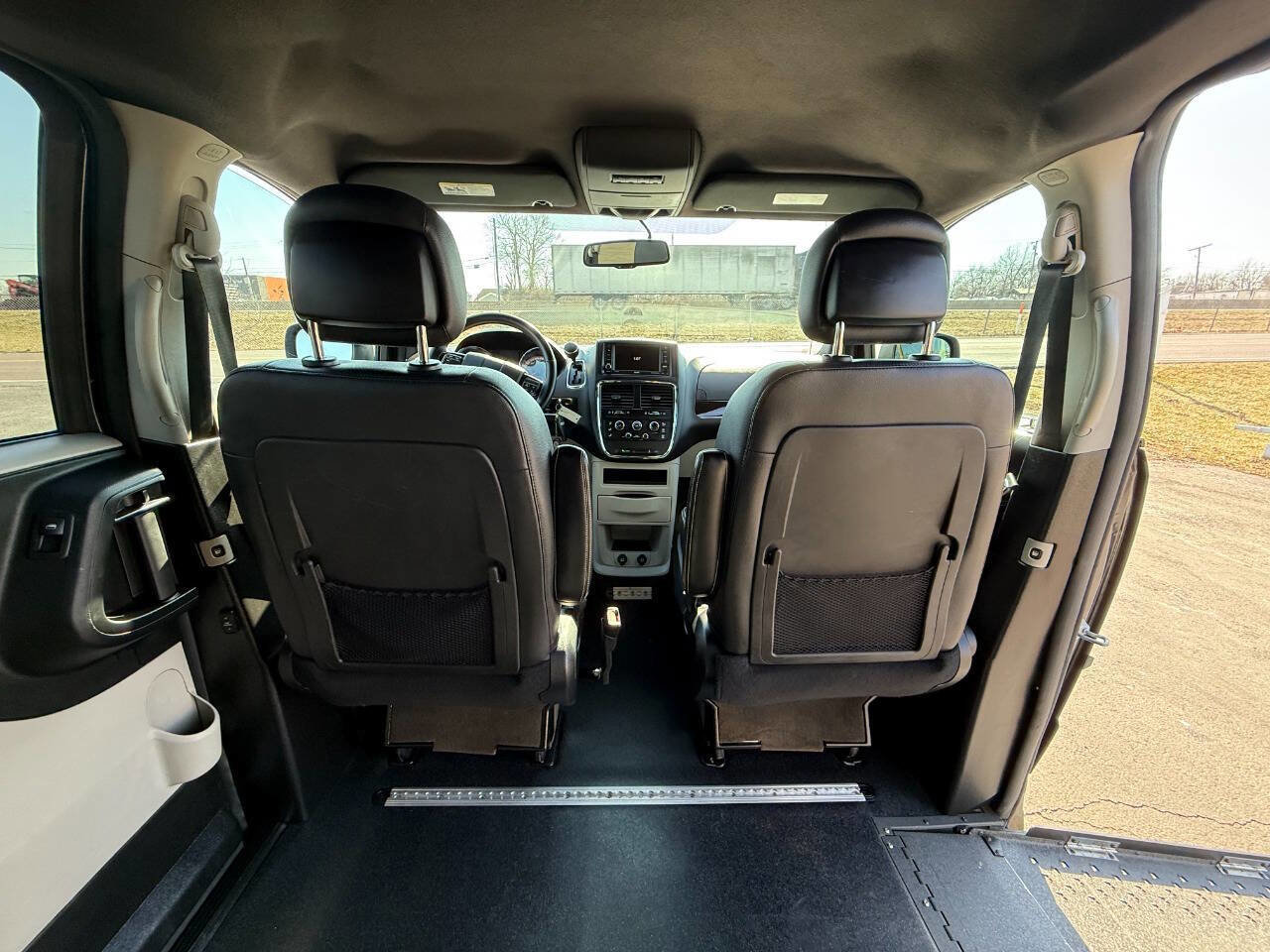 Used 2017 Dodge Grand Caravan SXT image 12