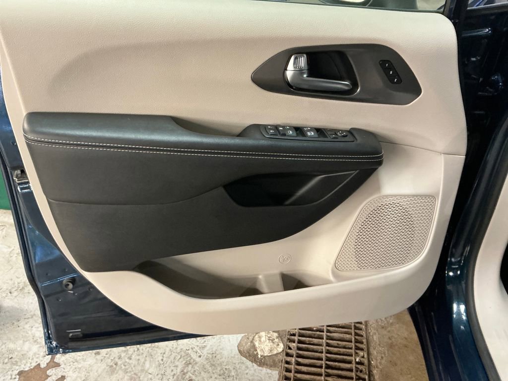 Used 2023 Chrysler Pacifica Touring-L AWD/4WD image 15