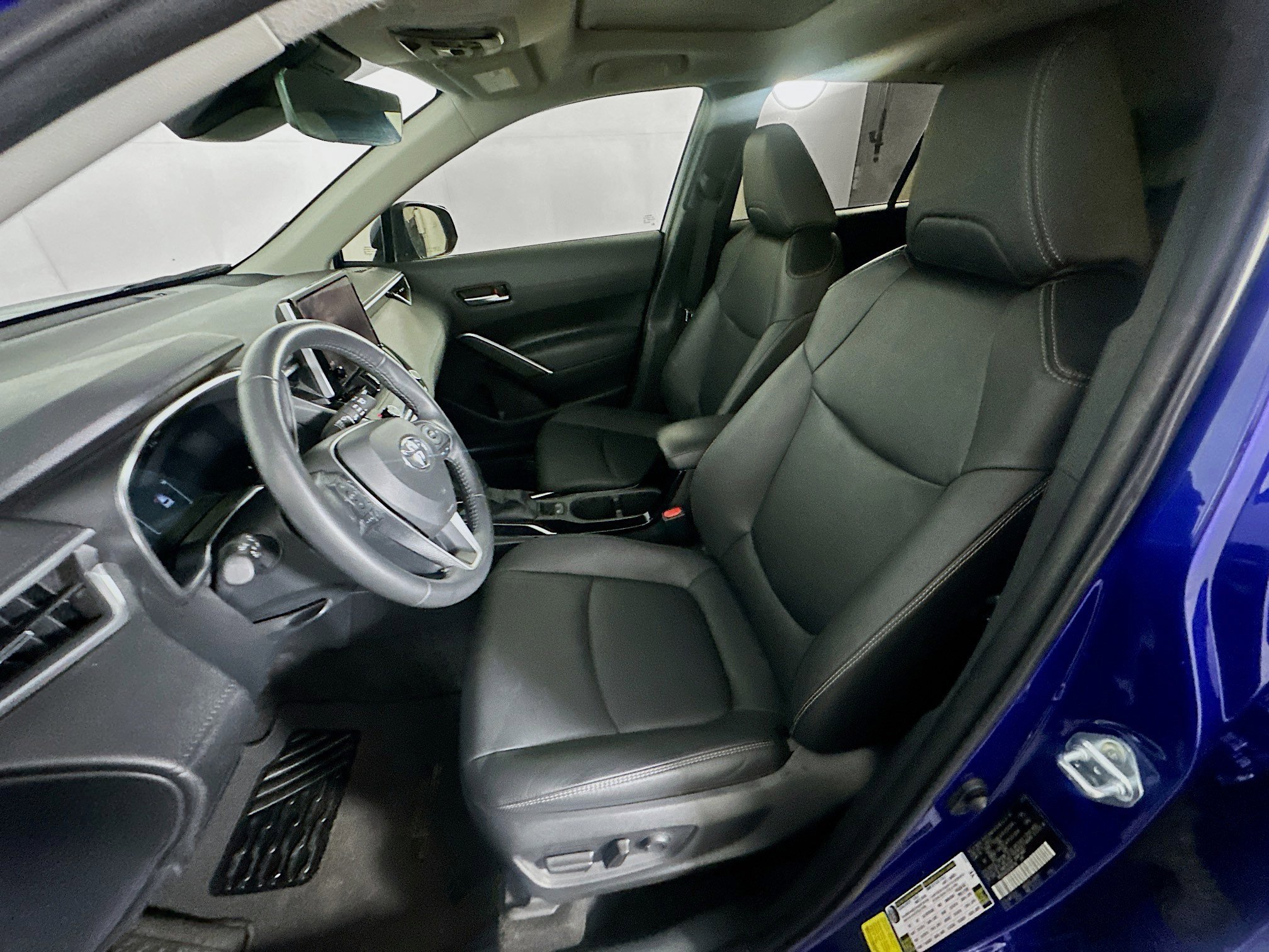 Used 2024 Toyota Corolla Cross XLE w/ Convenience Package image 13