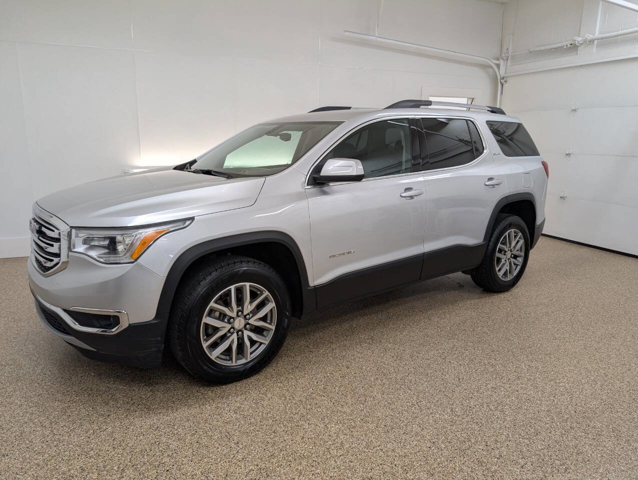Used 2018 GMC Acadia SLE AWD/4WD image 1