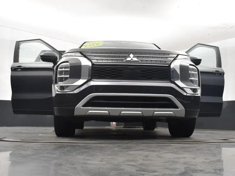 Used 2024 Mitsubishi Outlander FWD image 11