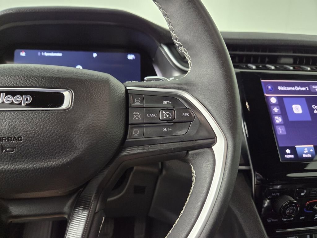 Certified 2025 Jeep Grand Cherokee Altitude image 17