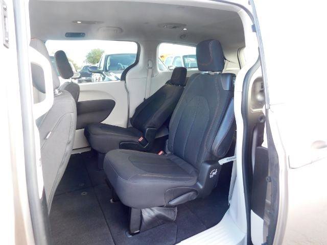 Used 2017 Chrysler Pacifica Touring image 12