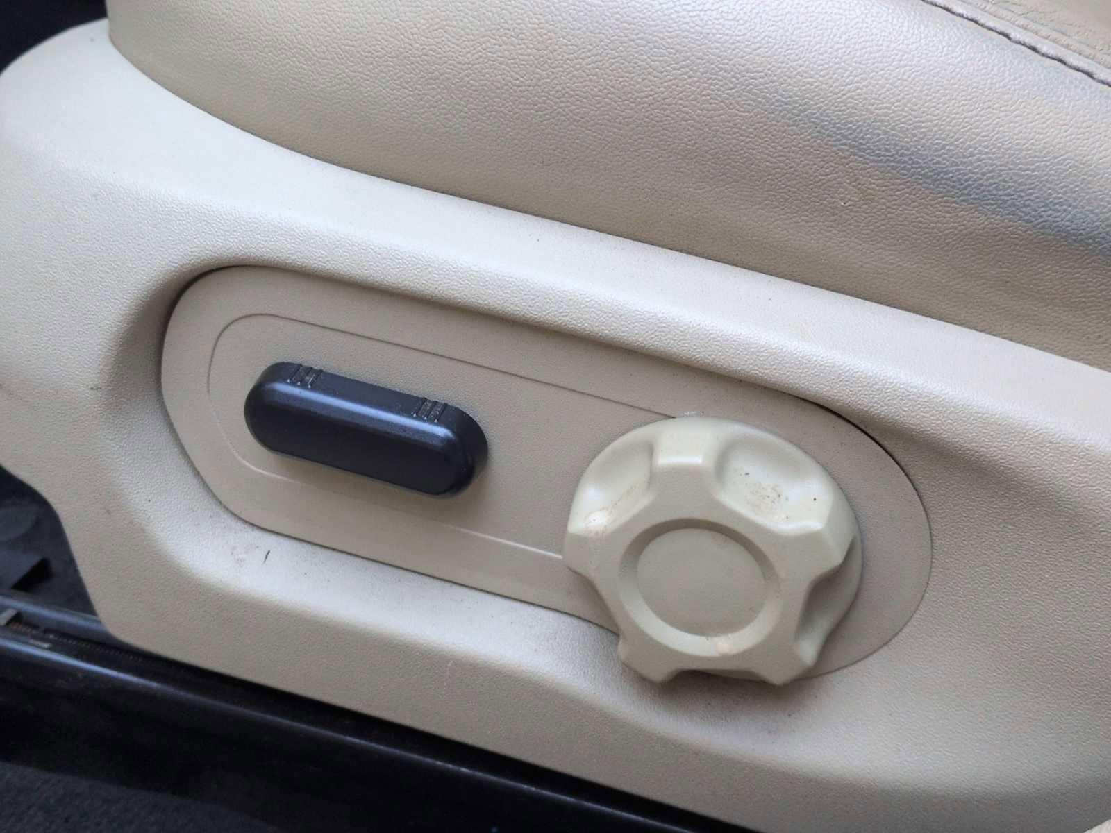 Used 2014 Ford Taurus SEL w/ Equipment Group 201A FWD image 17