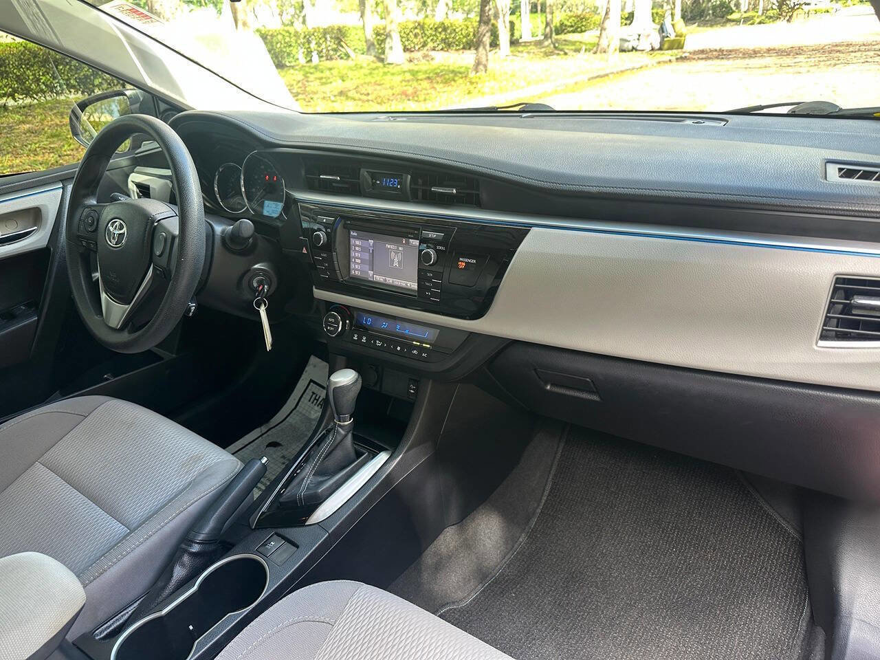 Used 2015 Toyota Corolla LE FWD image 17