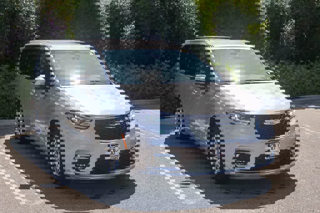 Used 2023 Chrysler Pacifica Touring-L image 3