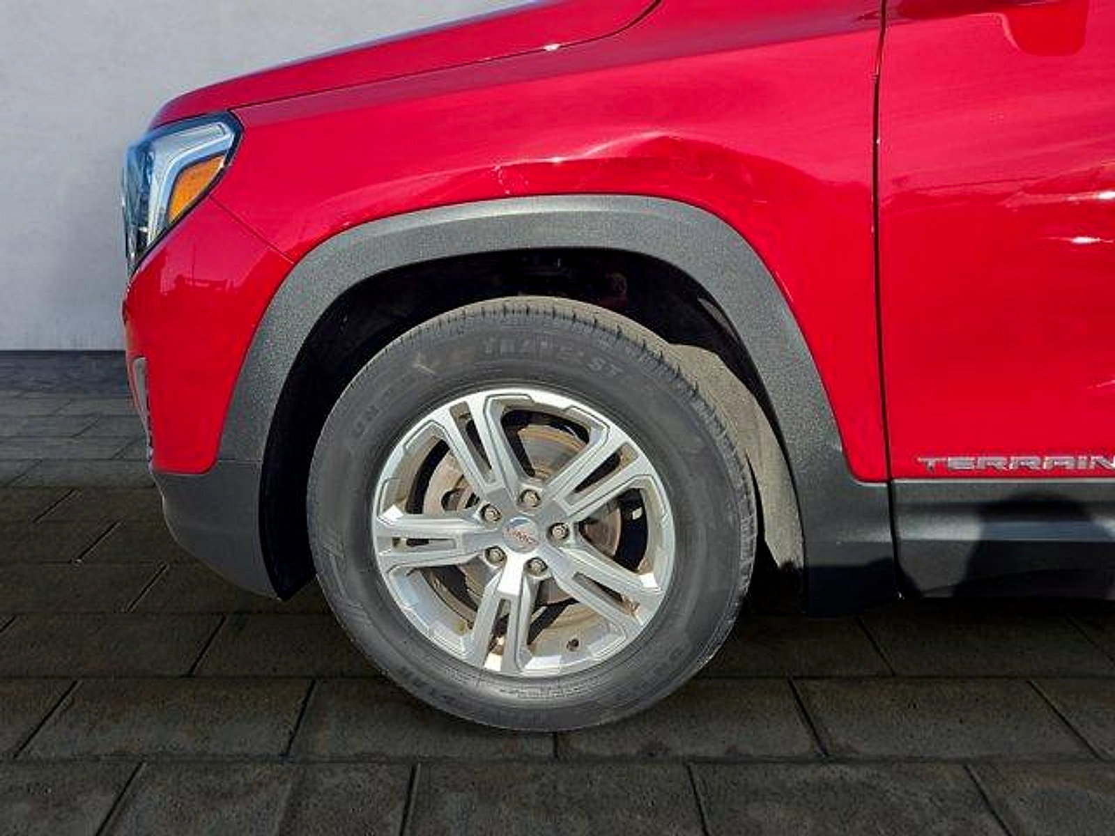 Used 2018 GMC Terrain SLE w/ Driver Convenience Package FWD image 26