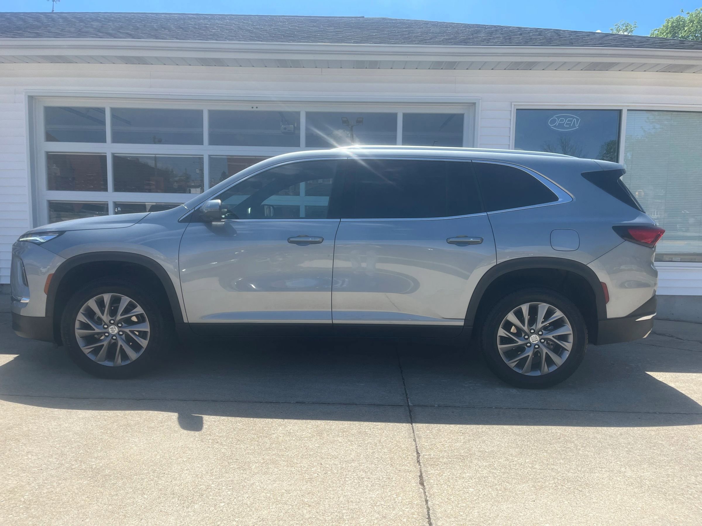 Used 2025 Buick Enclave Preferred AWD/4WD image 2