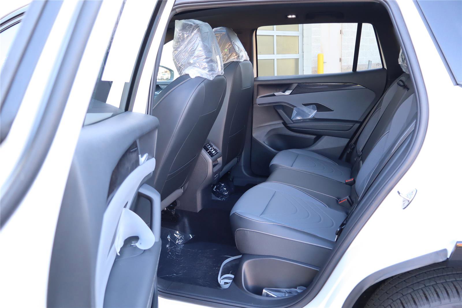 New 2026 Volkswagen Tiguan SE R-Line FWD image 24