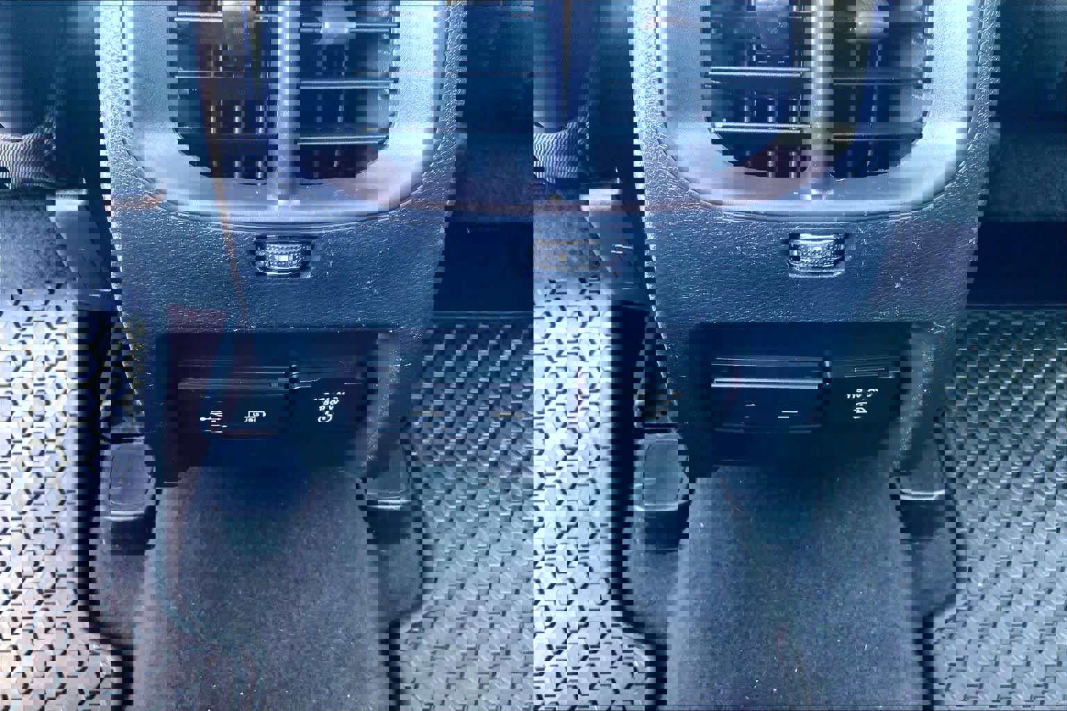 Used 2020 Jeep Cherokee Trailhawk AWD/4WD image 29