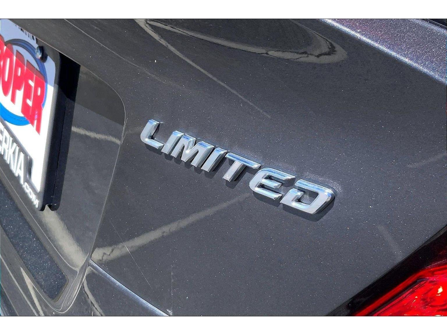 Used 2022 Toyota C-HR Limited FWD image 8