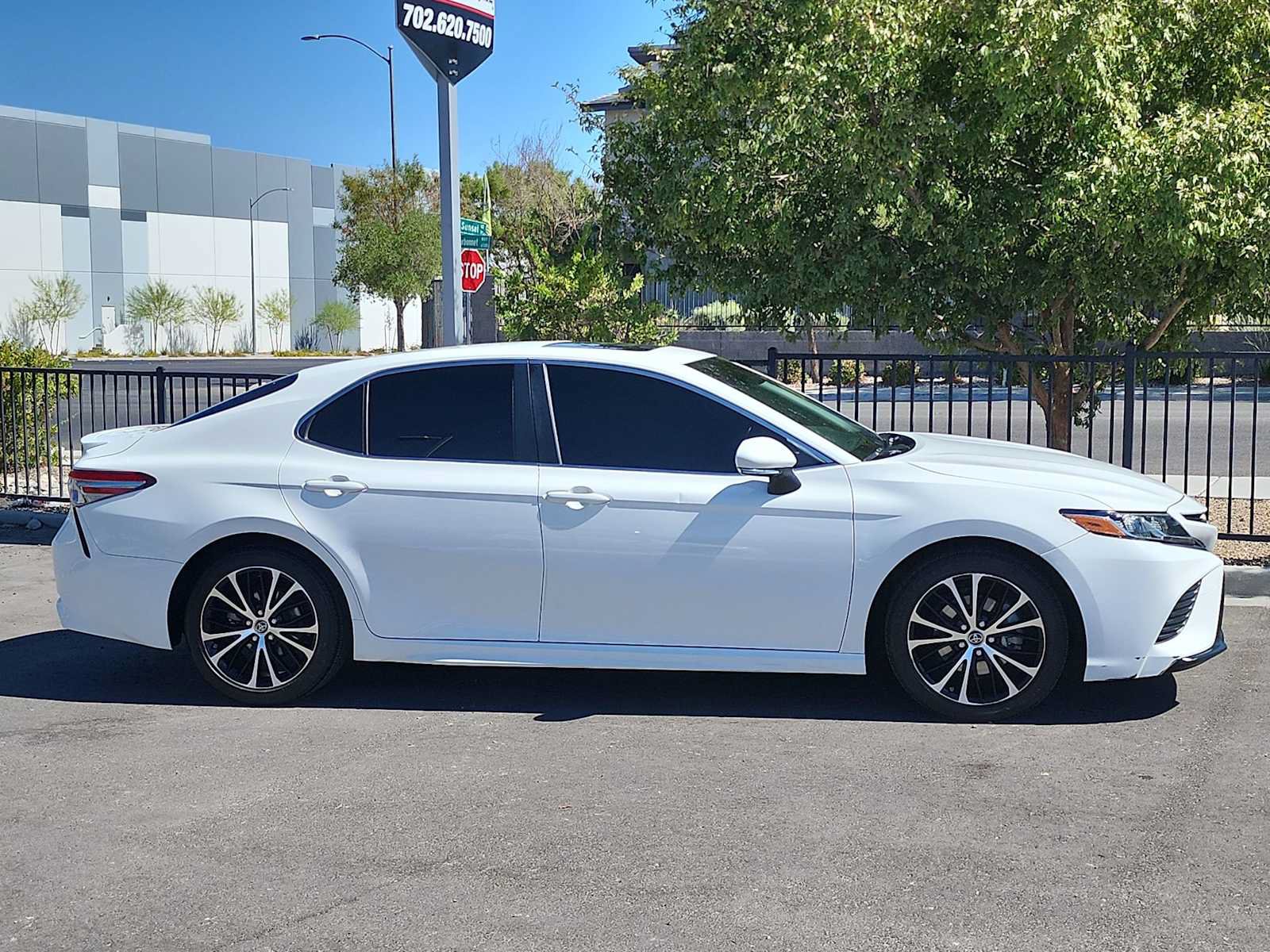 Used 2018 Toyota Camry SE w/ Moonroof Package FWD image 9