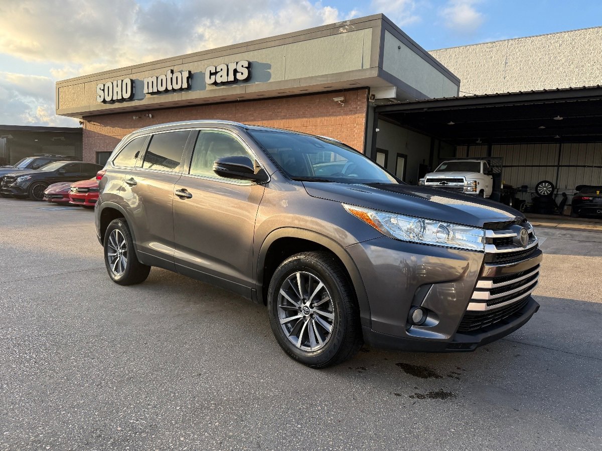 Used 2019 Toyota Highlander XLE FWD image 3