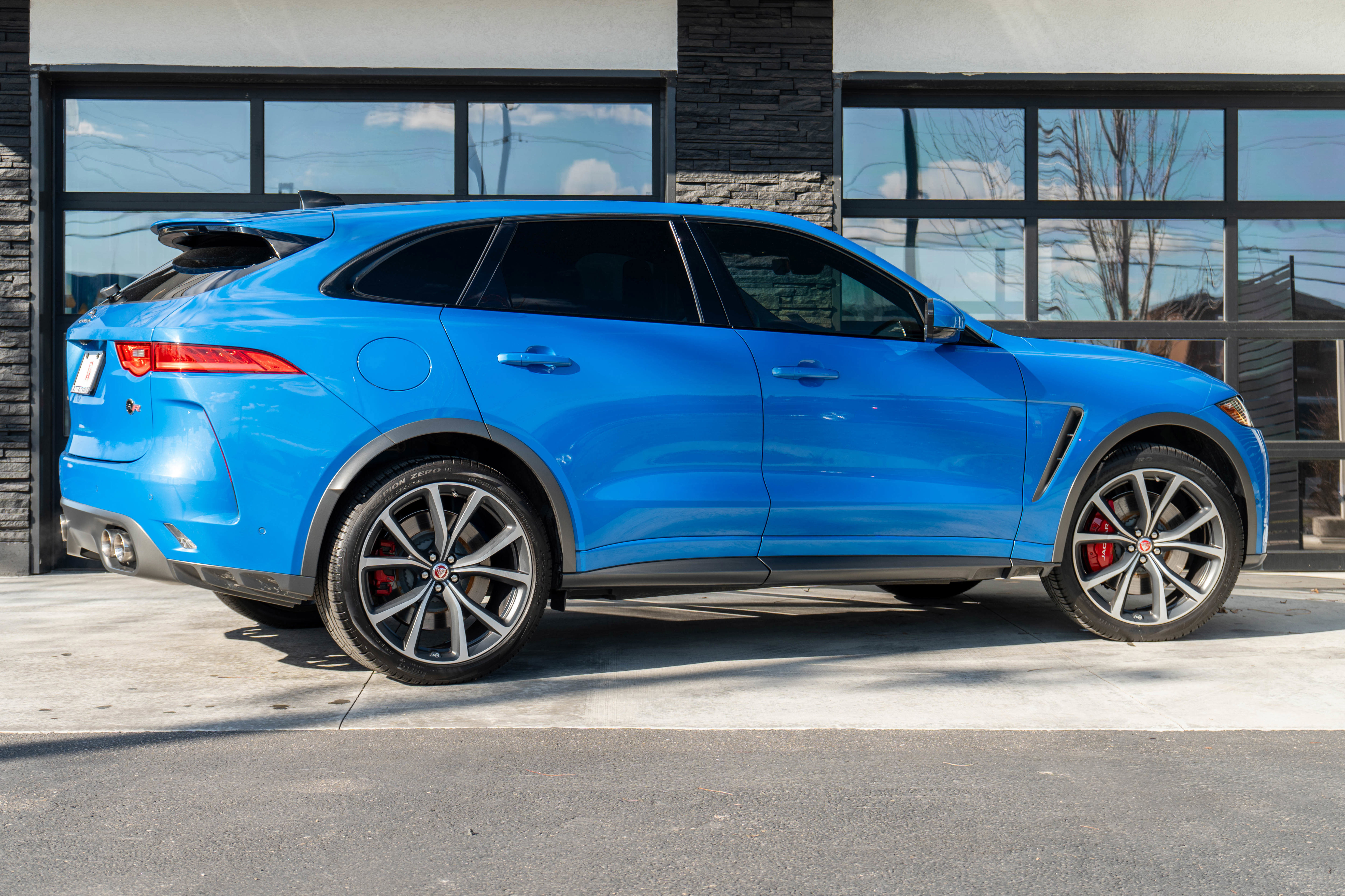 Used 2020 Jaguar F-PACE SVR image 9