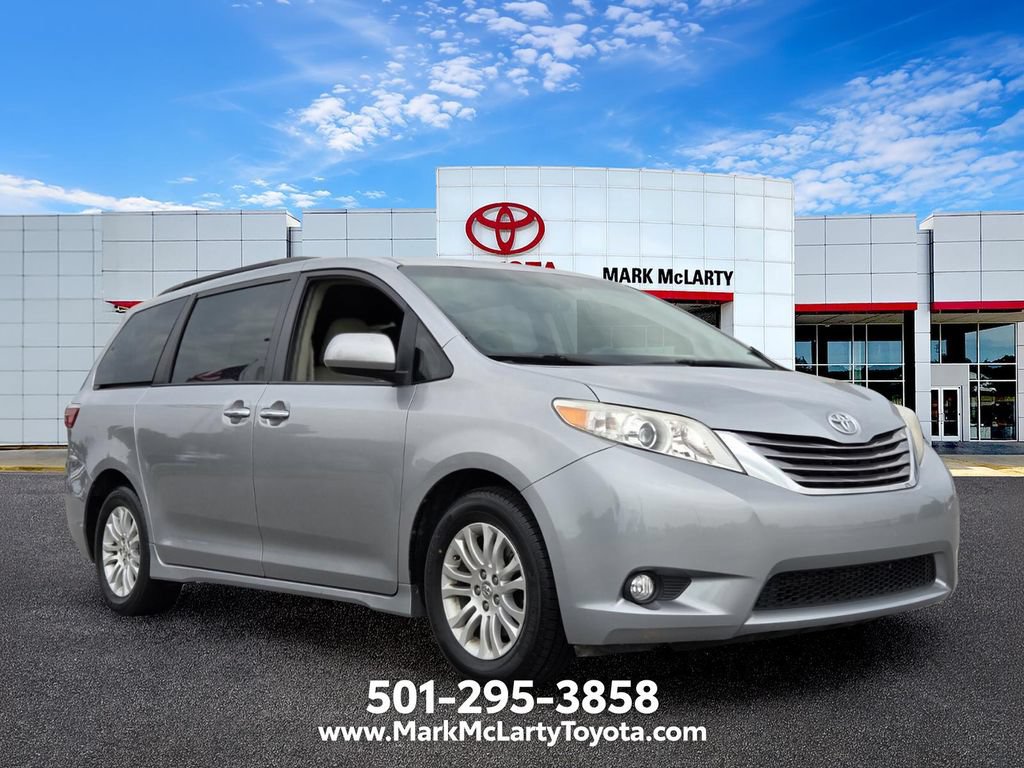 Used 2016 Toyota Sienna XLE w/ XLE Navigation Package FWD image 7