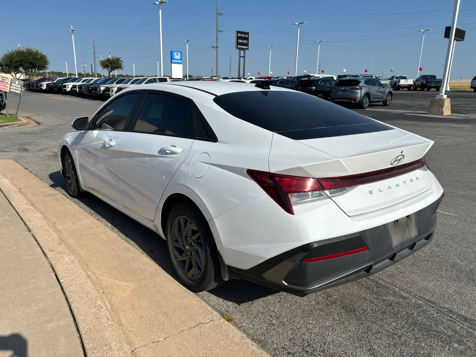 Used 2024 Hyundai Elantra SEL FWD image 7