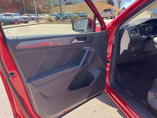 Used 2023 Volkswagen Tiguan SE w/ Panoramic Sunroof Package image 5