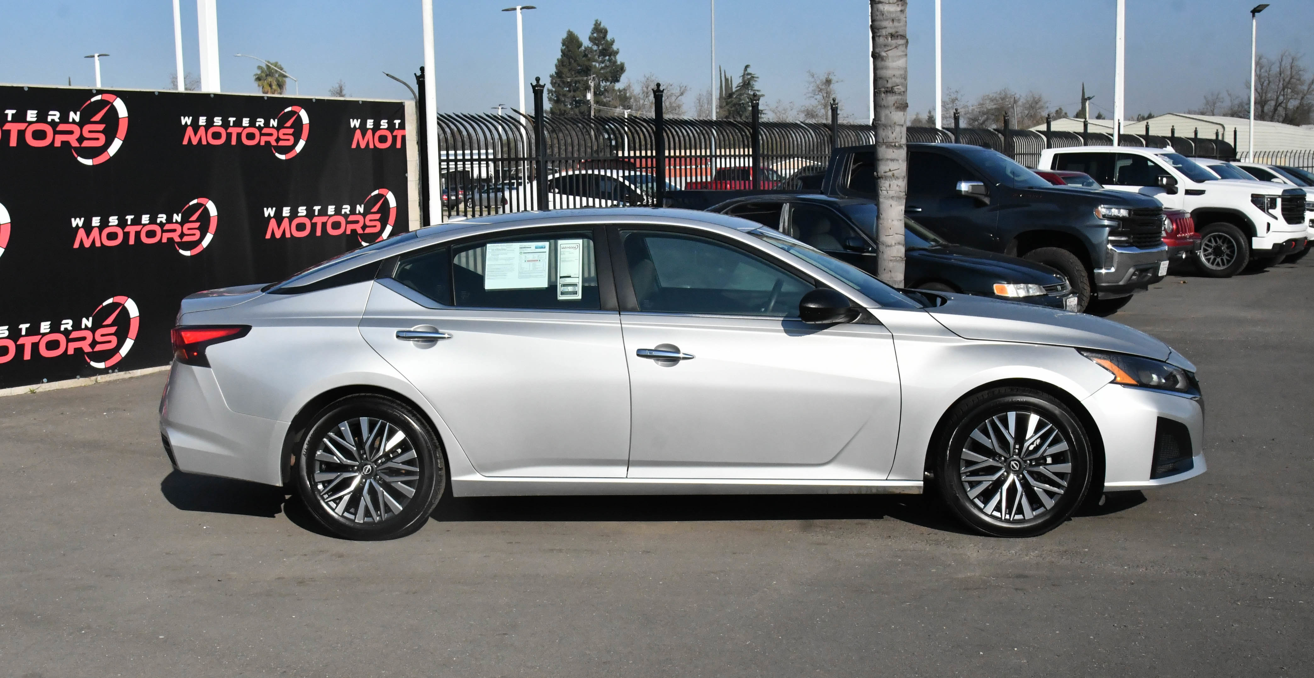 Used 2024 Nissan Altima 2.5 SV image 9