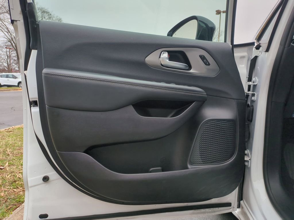 Used 2025 Chrysler Pacifica Select image 11