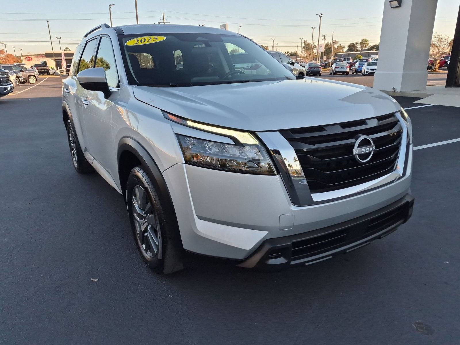 Used 2025 Nissan Pathfinder SV FWD image 3