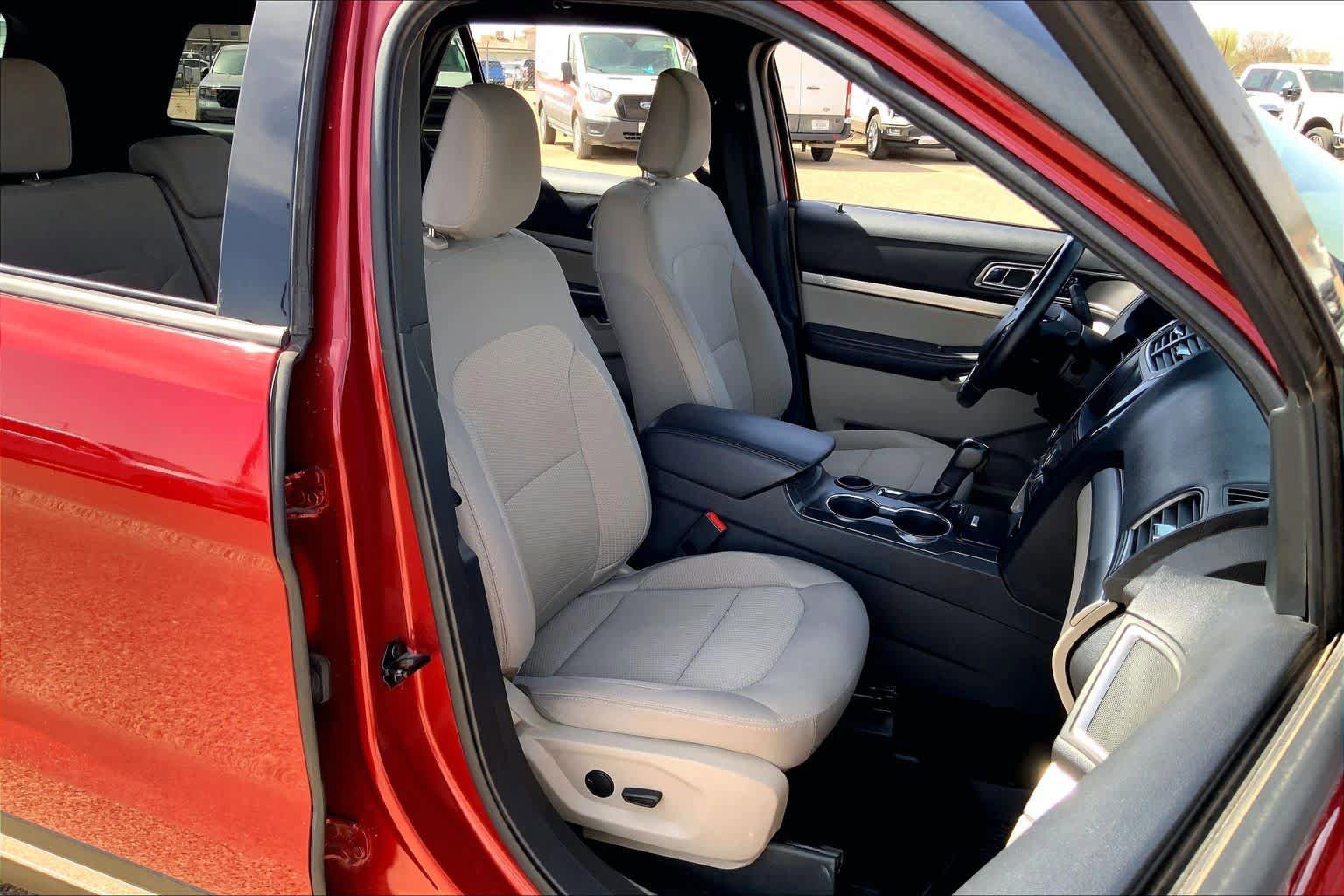 Used 2019 Ford Explorer XLT w/ Equipment Group 201A FWD image 9
