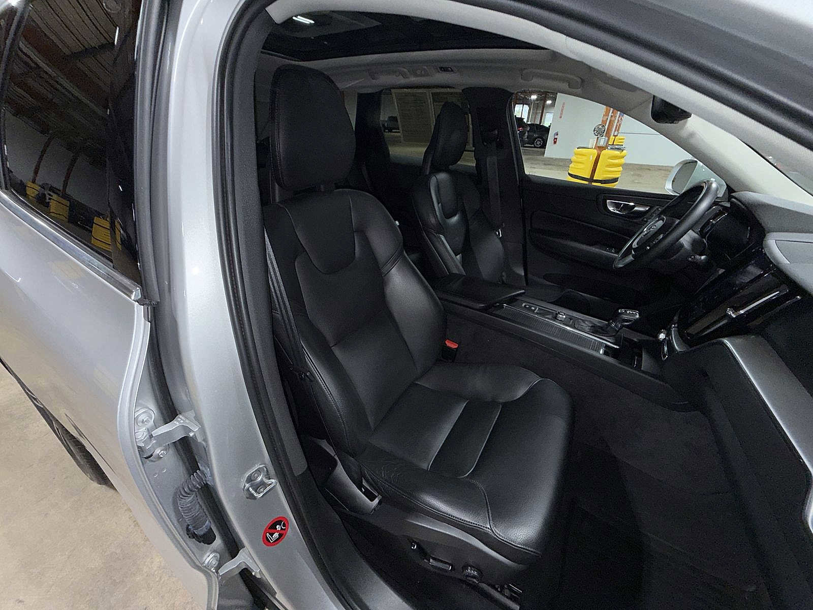Used 2018 Volvo XC60 T6 Momentum w/ Advanced Package AWD/4WD image 15