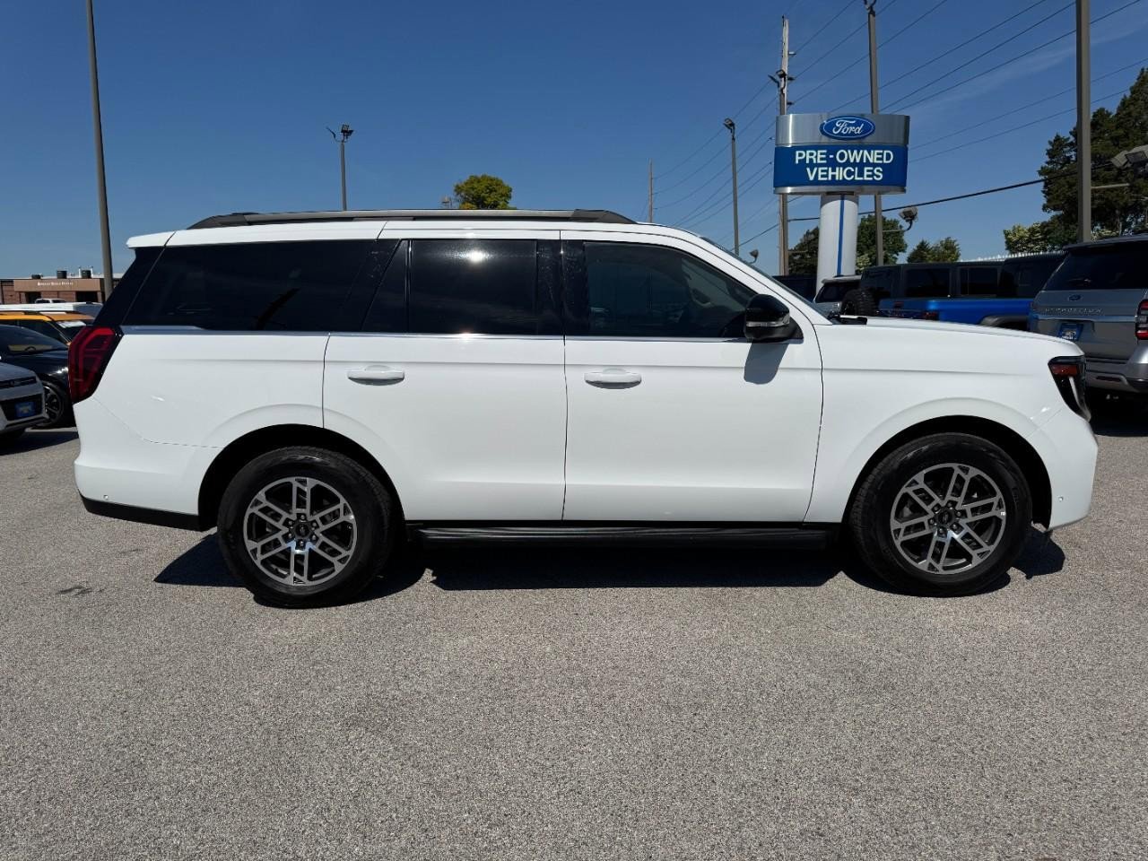 Used 2025 Ford Expedition Active AWD/4WD image 2