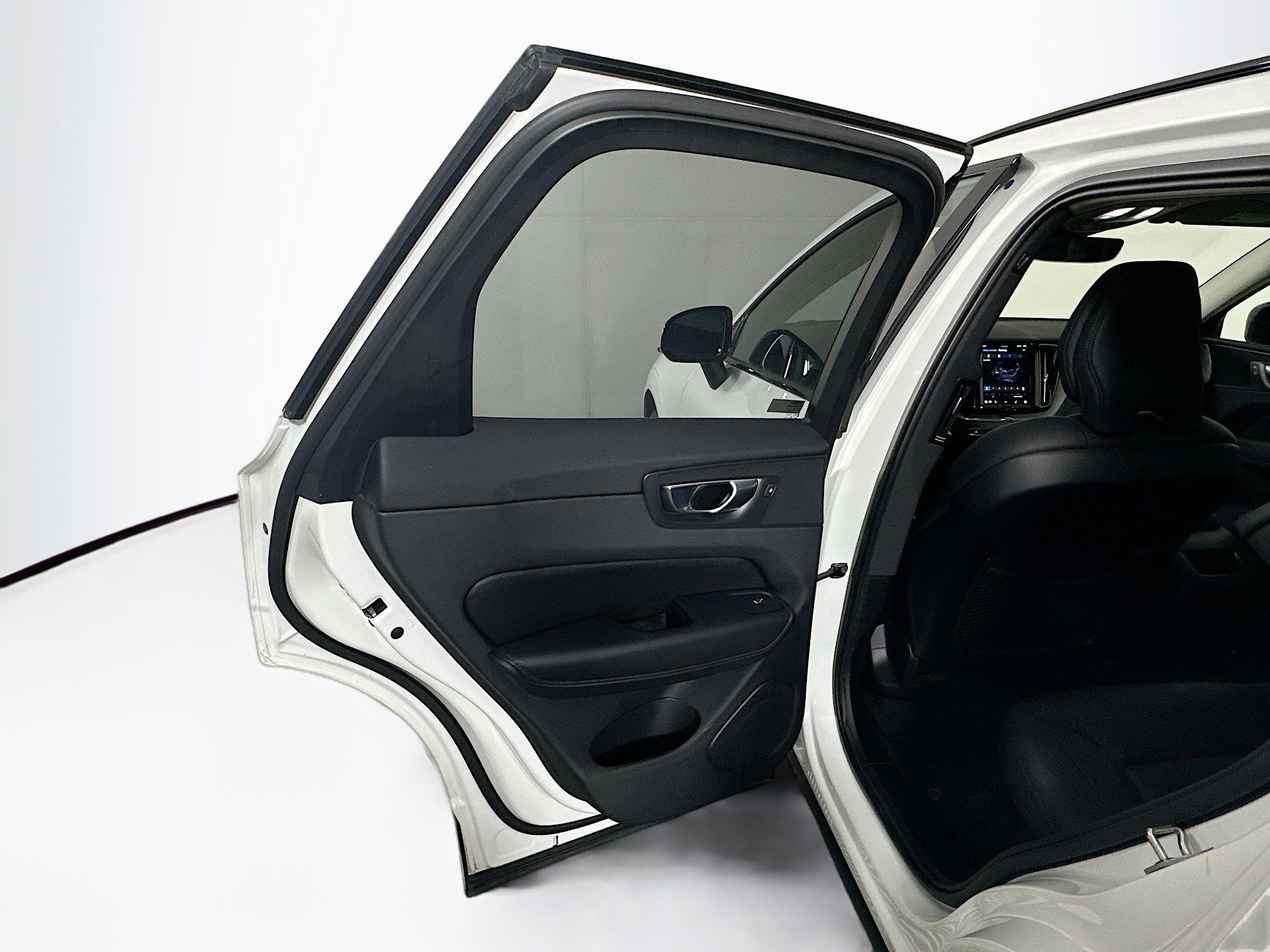 Used 2025 Volvo XC60 B5 Plus image 27