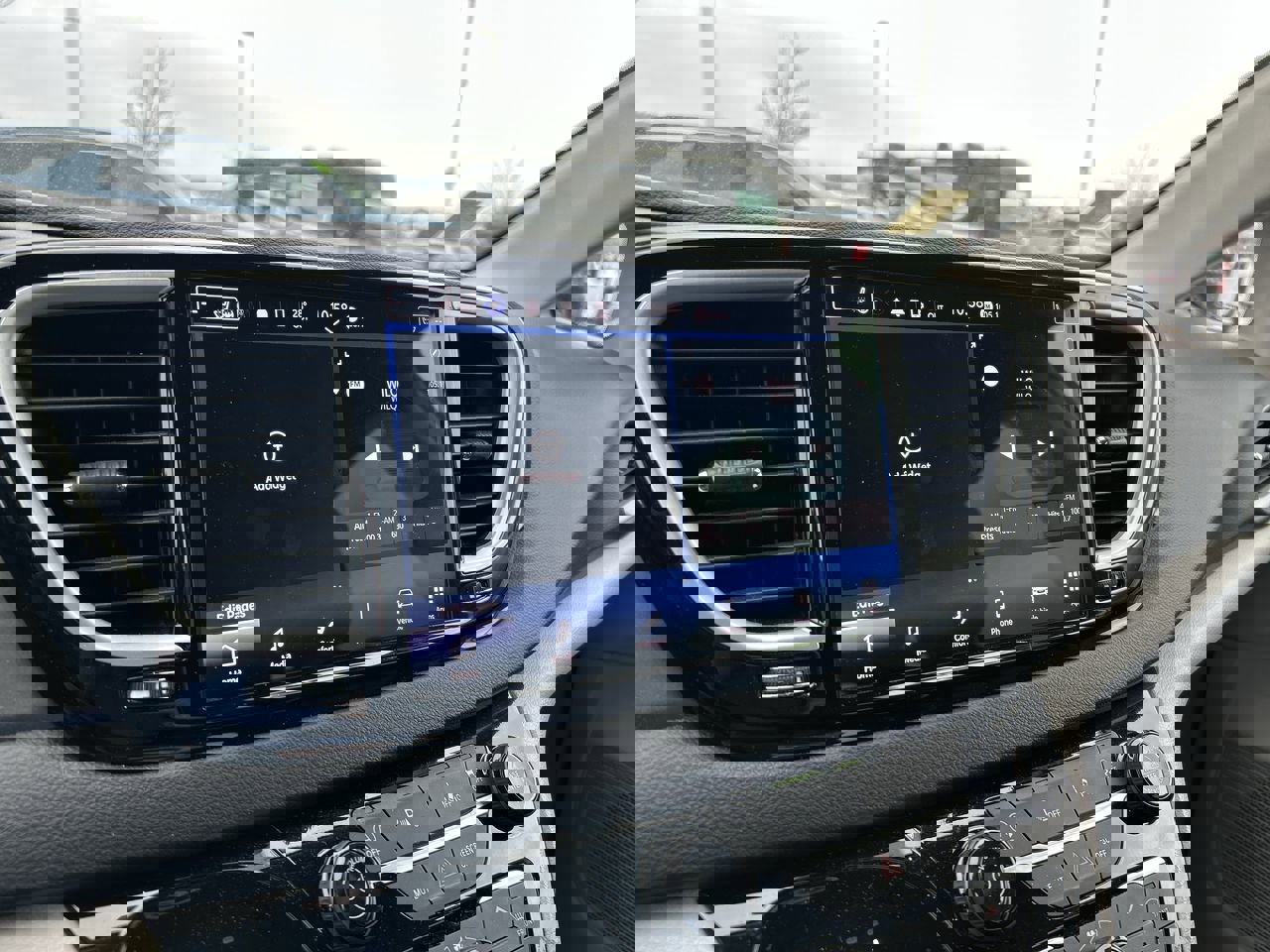 Used 2024 Chrysler Pacifica Touring-L image 26