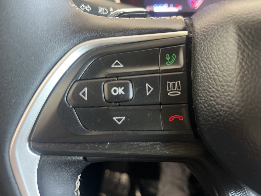 Used 2024 Jeep Grand Cherokee L Laredo image 39