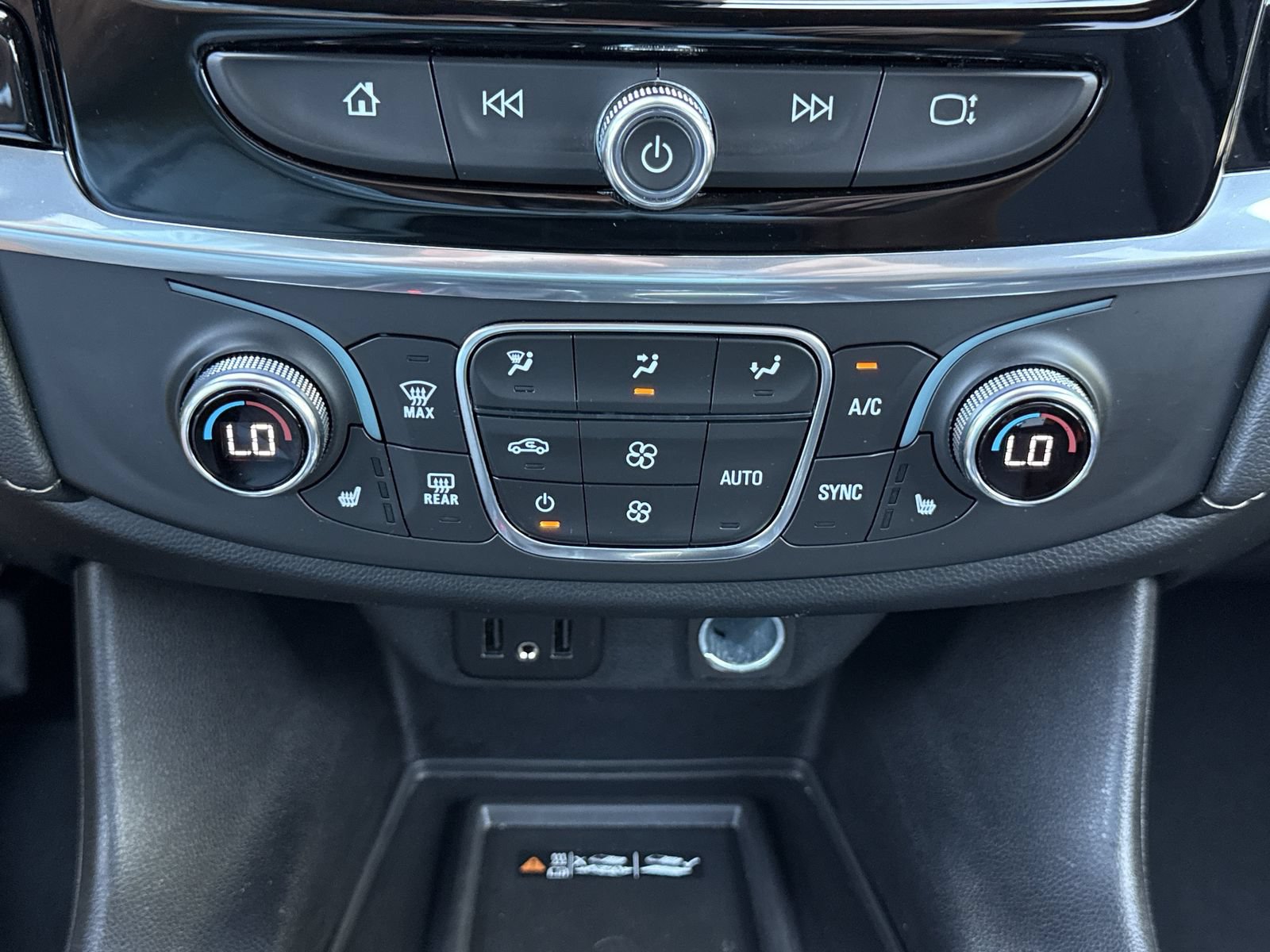 Used 2023 Chevrolet Traverse LT w/ Rear Camera Mirror Package FWD image 28