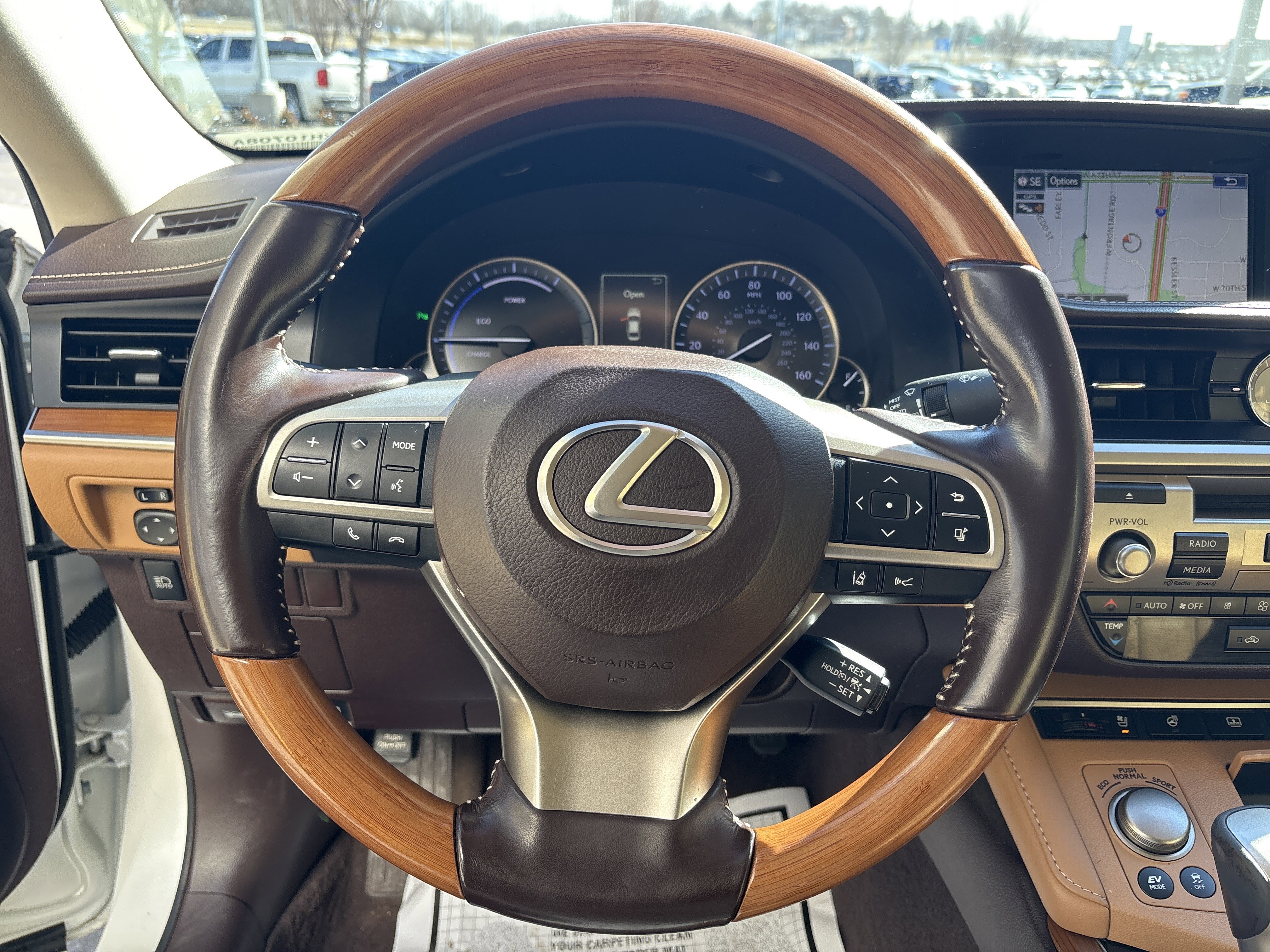 Used 2016 Lexus ES 300h w/ Luxury Package w/Wood Trim image 18