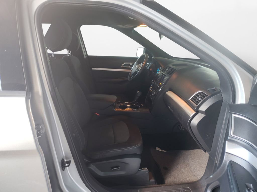 Used 2017 Ford Explorer XLT image 22