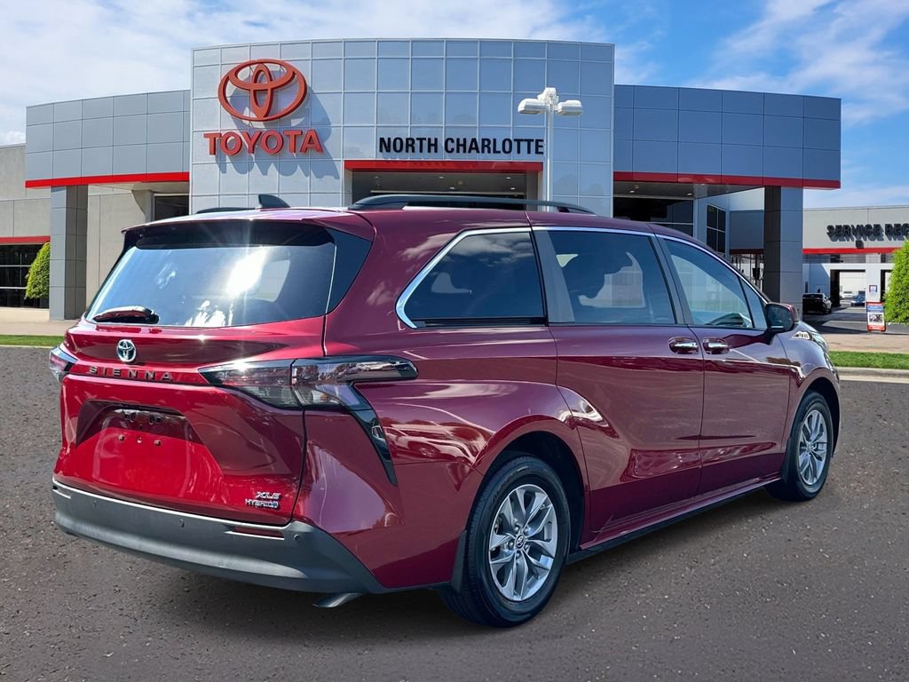 Used 2024 Toyota Sienna XLE FWD image 7