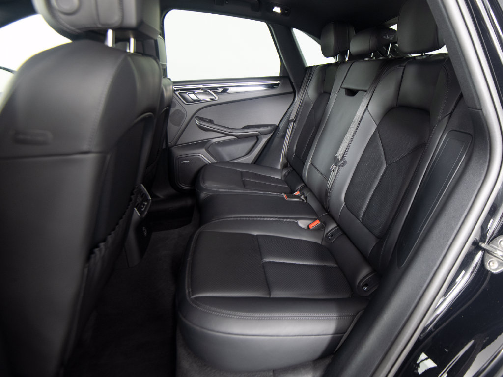 Certified 2026 Porsche Macan AWD/4WD image 34