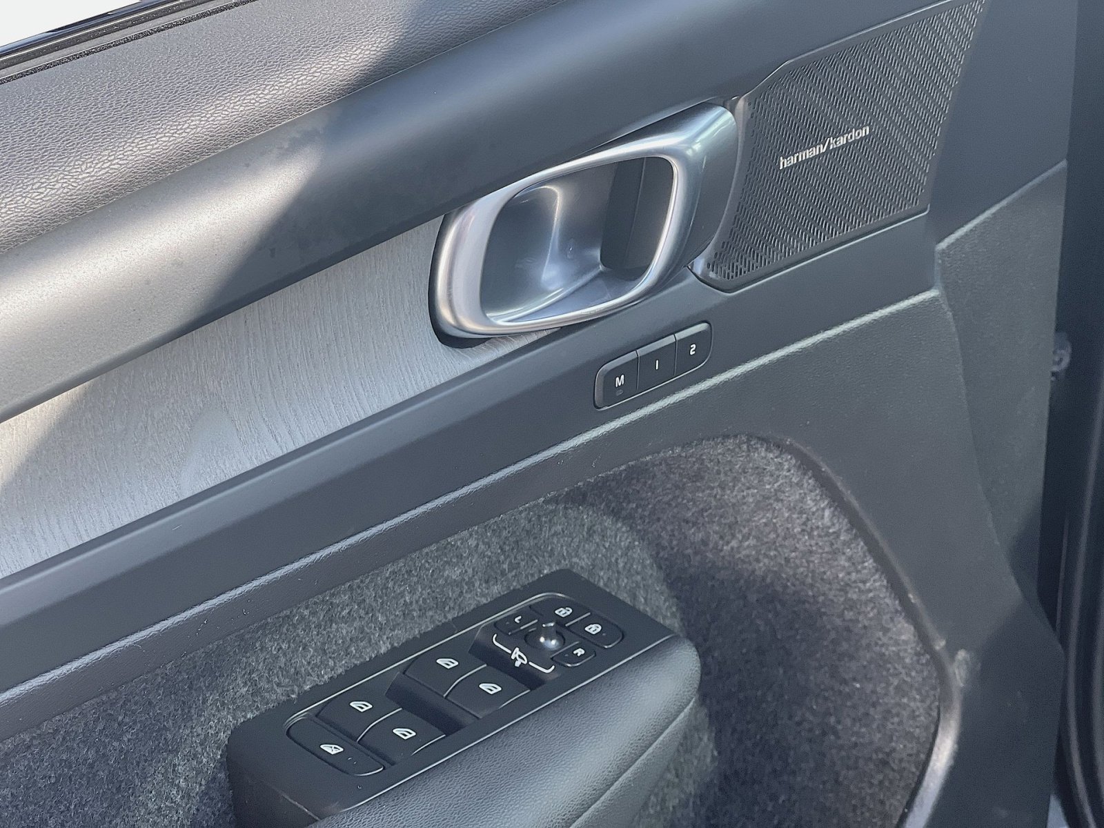 Certified 2024 Volvo XC40 B5 Plus w/ Protection Package Premier image 12