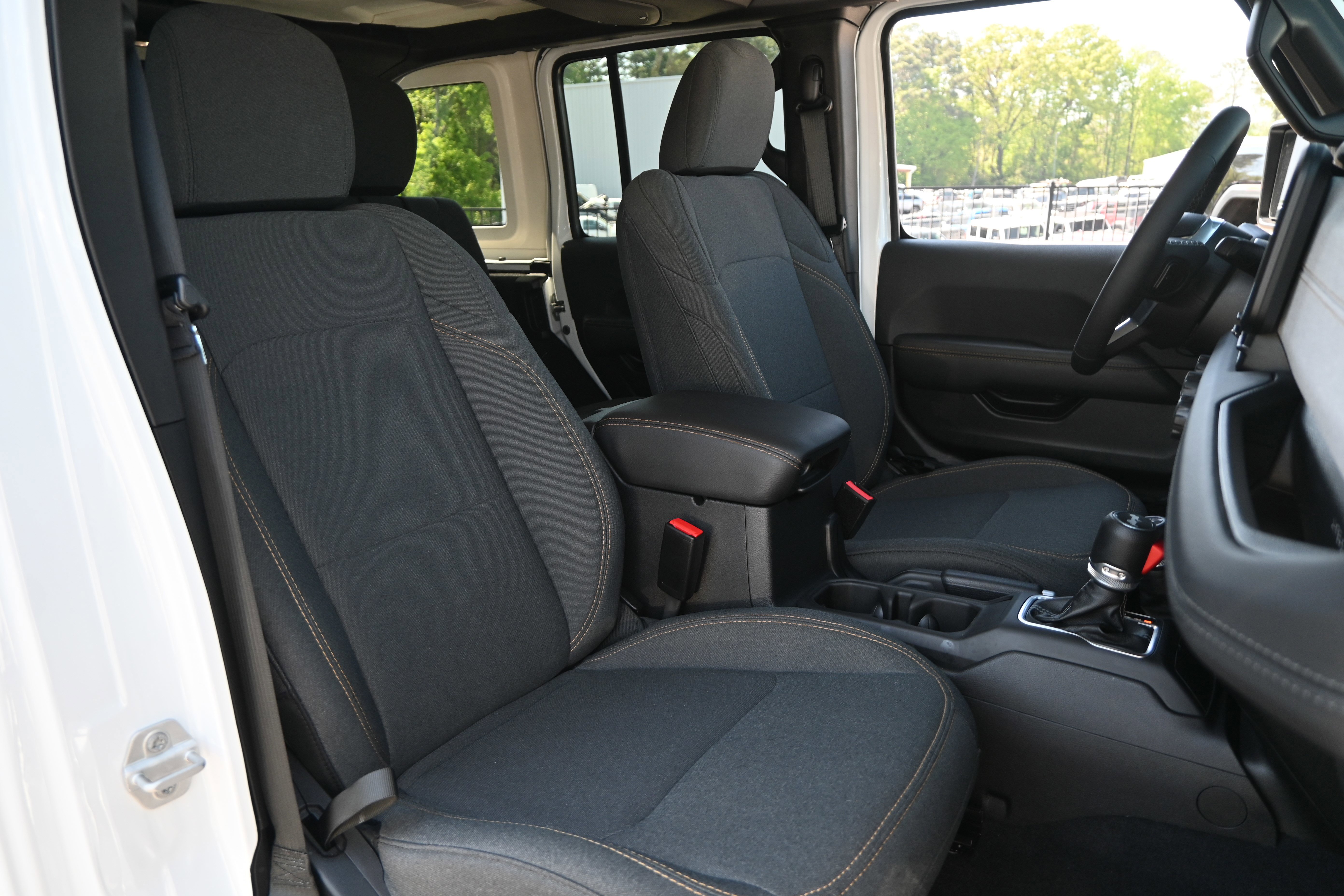 Used 2025 Jeep Wrangler Unlimited Sahara w/ Safety Group AWD/4WD image 33