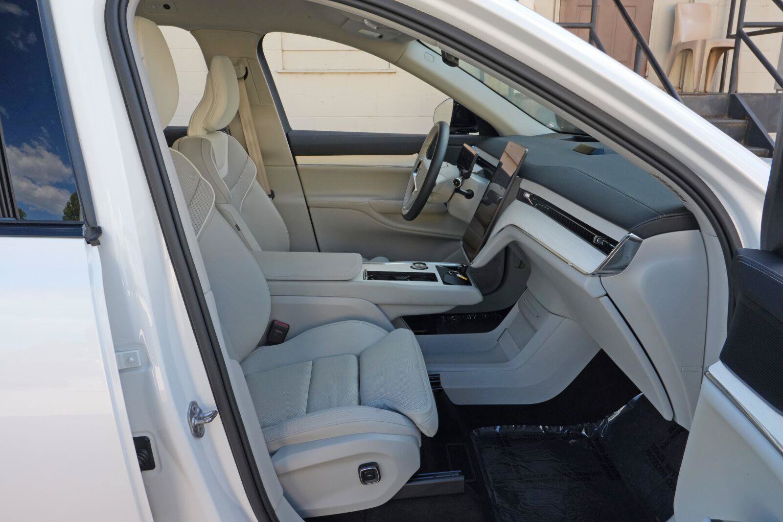 Used 2025 Volvo EX90 Plus AWD/4WD image 15