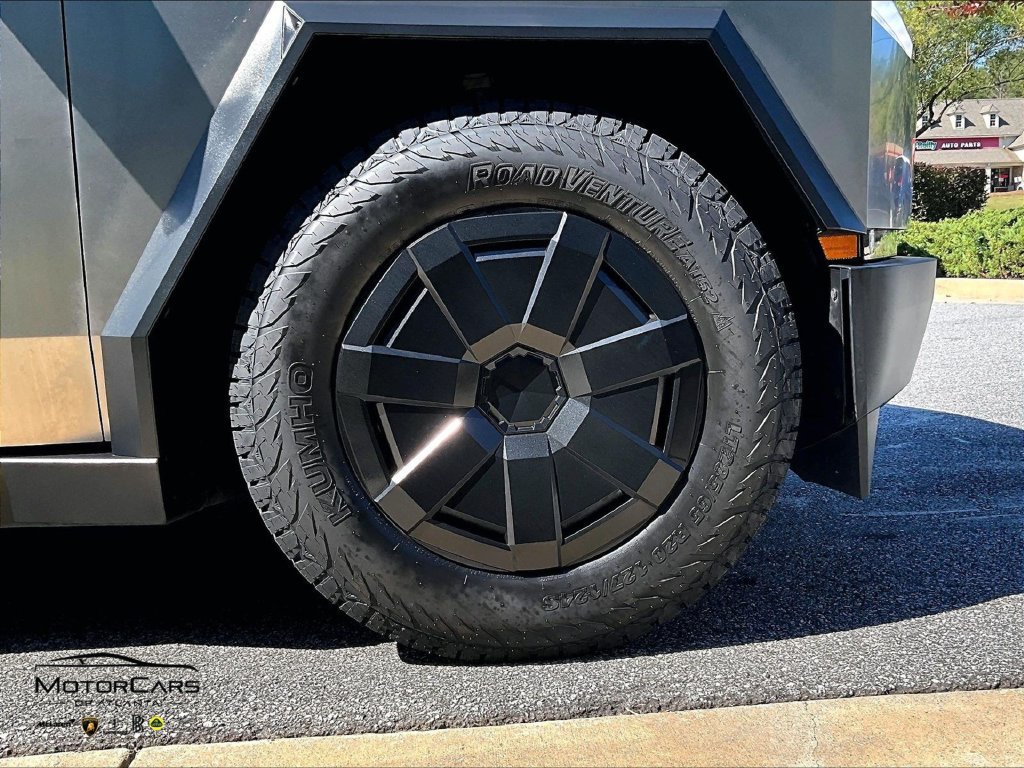 Used 2024 Tesla Cybertruck AWD Crew Cab image 32