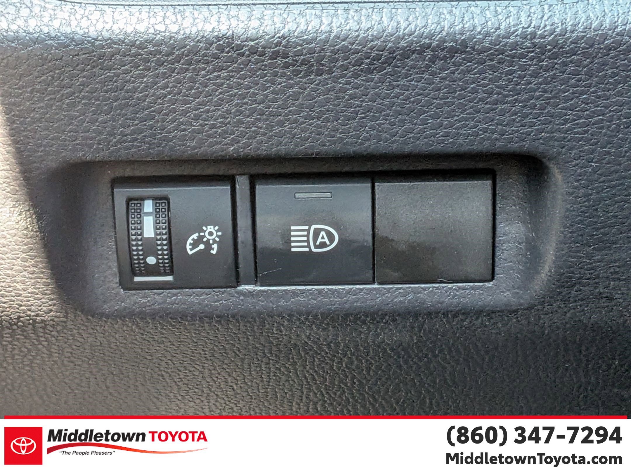 Used 2025 Toyota RAV4 XLE image 18