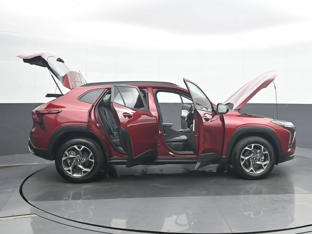 Used 2025 Chevrolet Trax LT w/ LT Convenience Package FWD image 37