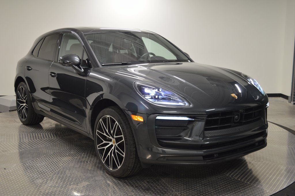 Certified 2025 Porsche Macan AWD/4WD image 9