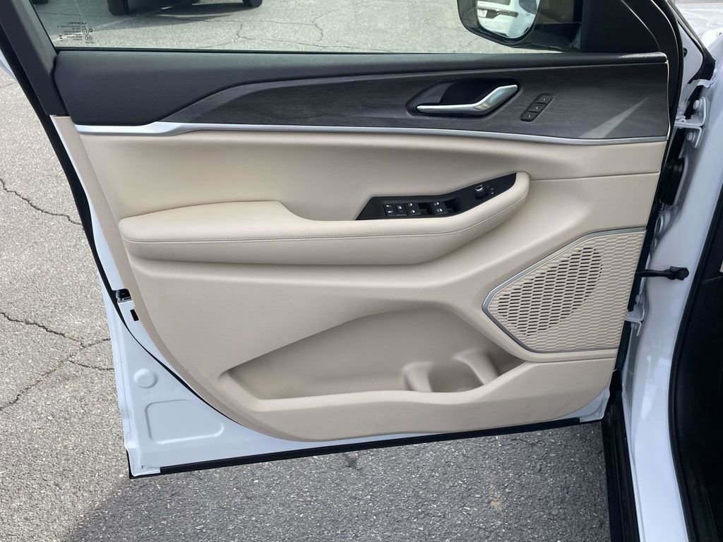 New 2026 Jeep Grand Cherokee Limited w/ Luxury Tech Group II image 23