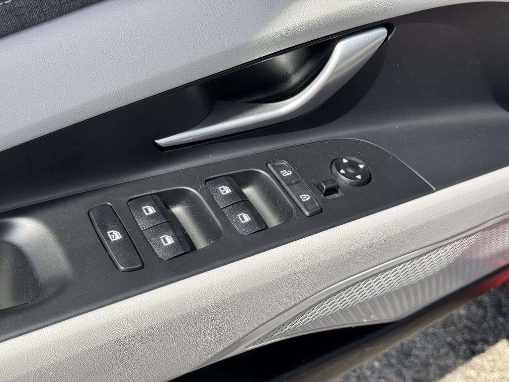 Certified 2025 Hyundai Elantra Limited FWD image 14