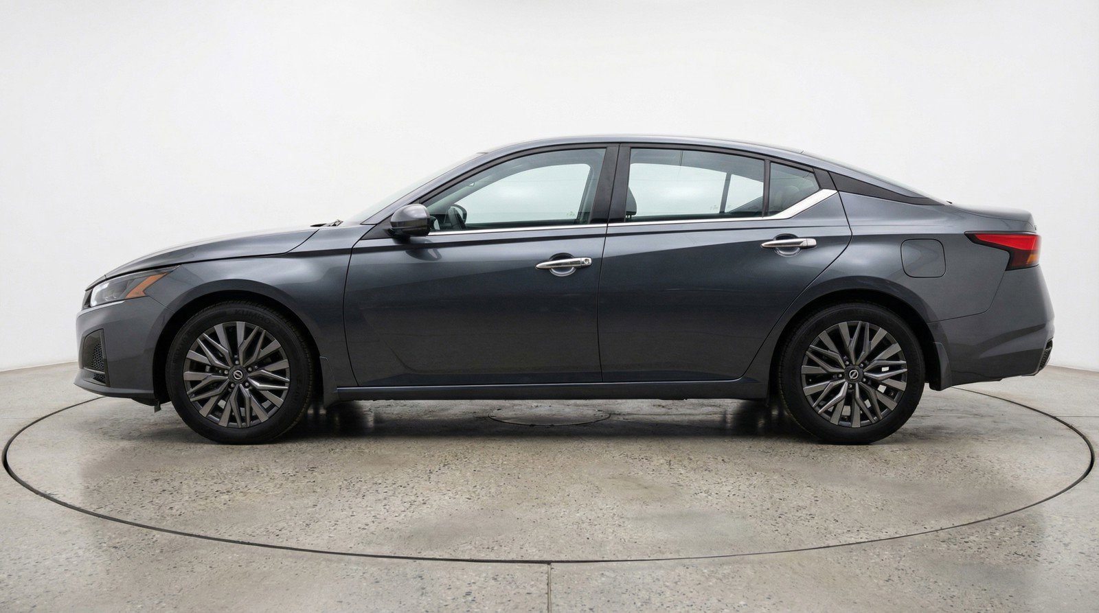Used 2025 Nissan Altima 2.5 SV image 5