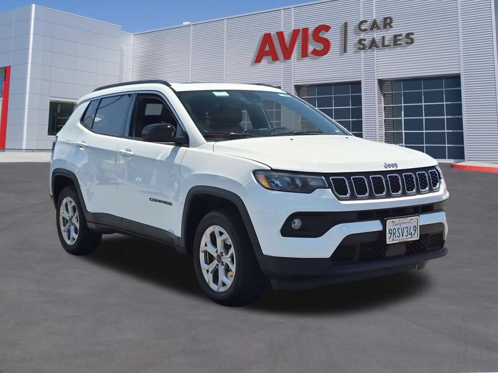 Used 2025 Jeep Compass Latitude w/ Sun & Sound Group AWD/4WD image 3