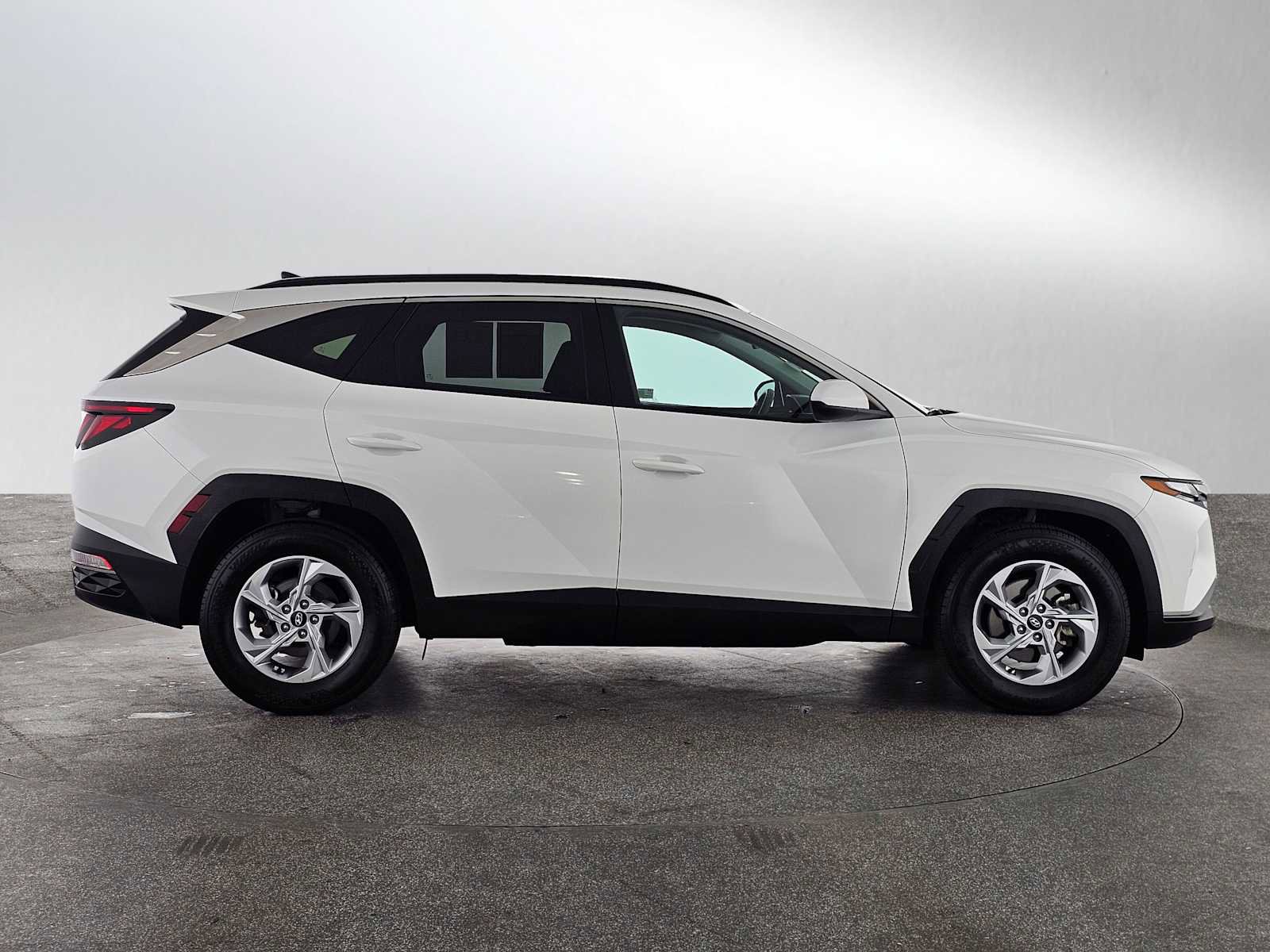 Used 2024 Hyundai Tucson SEL FWD image 2